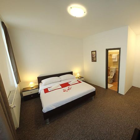 Hôtel Sobe Oliva à Zagreb Extérieur photo