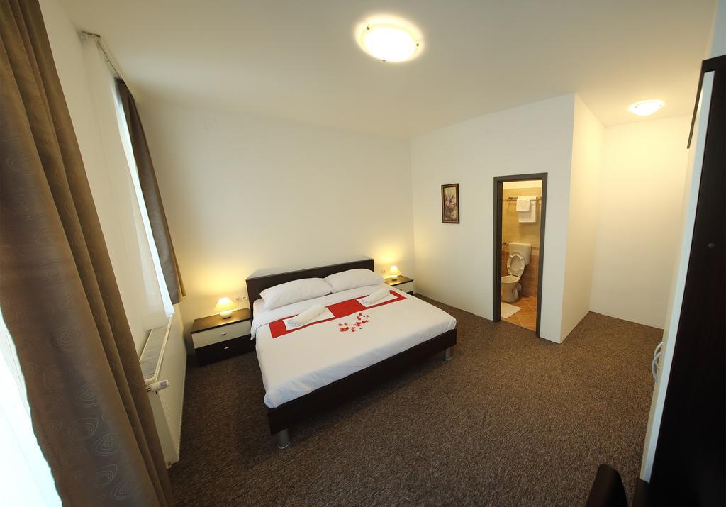 Hôtel Sobe Oliva à Zagreb Extérieur photo
